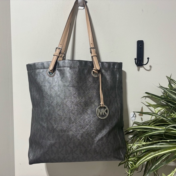 ❤️Michael Kors Metallic Gray Jet Set Tote - Picture 2 of 6